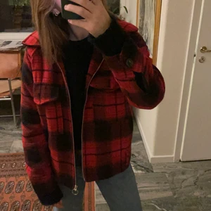 Röd rutig jacka - Röd rutig jacka, köpt på Forever21. Passar perfekt till hösten och våren, storlek S