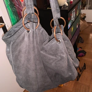 Väska - Super fin grå väska som jag är lite ledsen över att sälja älskade den förra våren, bra skick