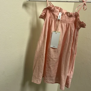 Rosa linne💞 - PRIS KAN DISKUTERAS!!! Säljer mitt linne från mango! Aldrig använt, därav pris lapp kvar! Är storlek XS men passar nog även som S, man knyter även banden själv så man kan göra den mindre eller större! 💞💞Nypris 199kr men säljer för 79kr!!