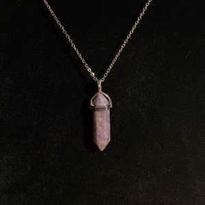 Halsband med kristallhänge  - Halsband i rostfritt stål. Berlocken är i chariot som är en filosofisk sten som ska hjälpa med ens känslor och tankar💜 Fri frakt✨