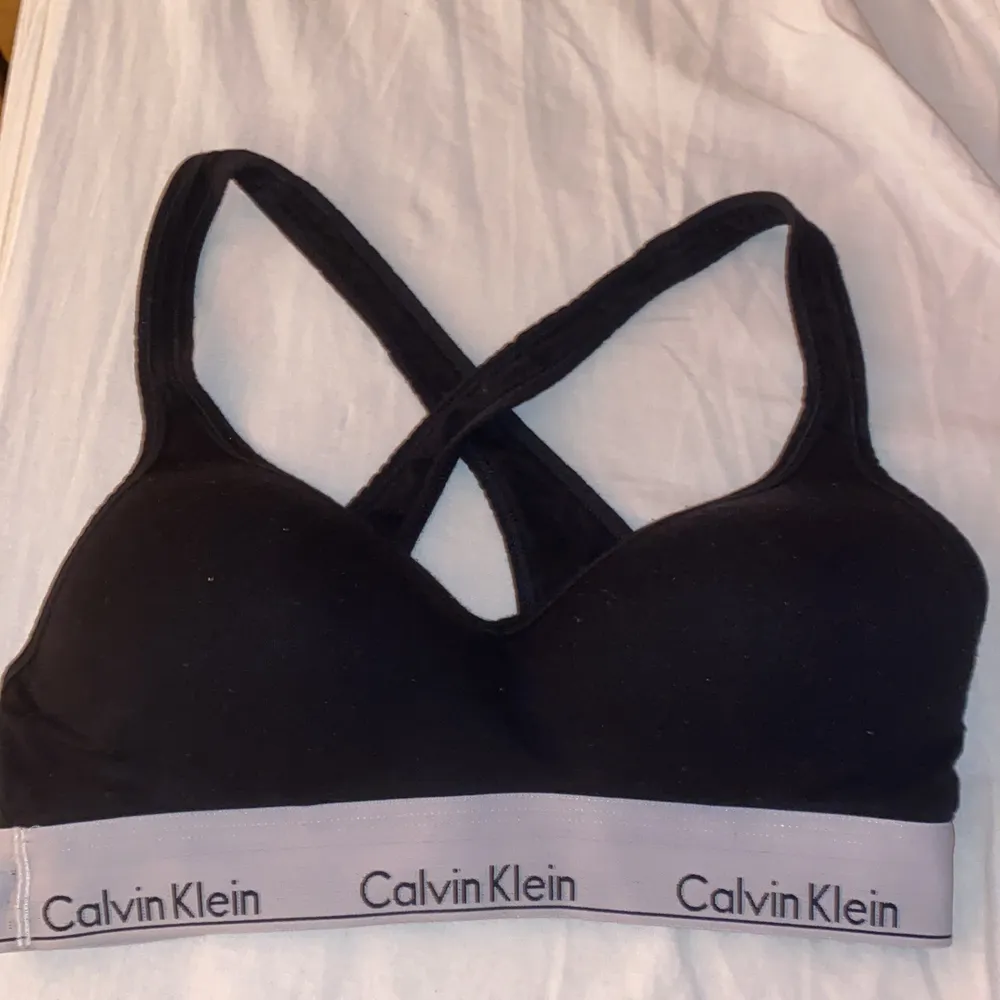 Säljer denna Calvin Klein bh-n för att jag inte andvänder den, den är i bra skick och inge andvänds mycket, här av er om de är något, den är köpt för 430kr❤️. Övrigt.