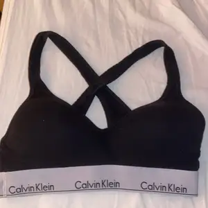Säljer denna Calvin Klein bh-n för att jag inte andvänder den, den är i bra skick och inge andvänds mycket, här av er om de är något, den är köpt för 430kr❤️