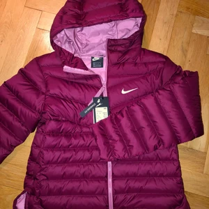 Helt ny Nike dunjacka  - Helt ny med lappar kvar. Nypris 1700. Säljes pga för liten för mig. Normal i stl. Köp direkt för 1000 kr. Buda från 400