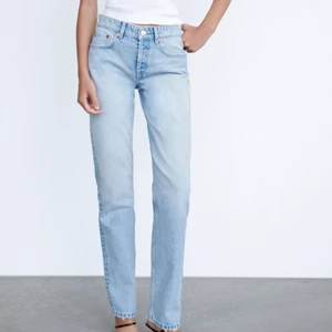Jeans - Jag säljer dessa oanvända jeans från zara, jeansen är aldrig använda och är i nyskick. Jeansen är strl 38 men skulle själv säga att dom är mindre i strl