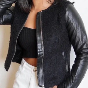 Jacka H&M  - Jacka från H&M, fickor, armar i fejkläder, stl. XS 🌸🌸 50kr 