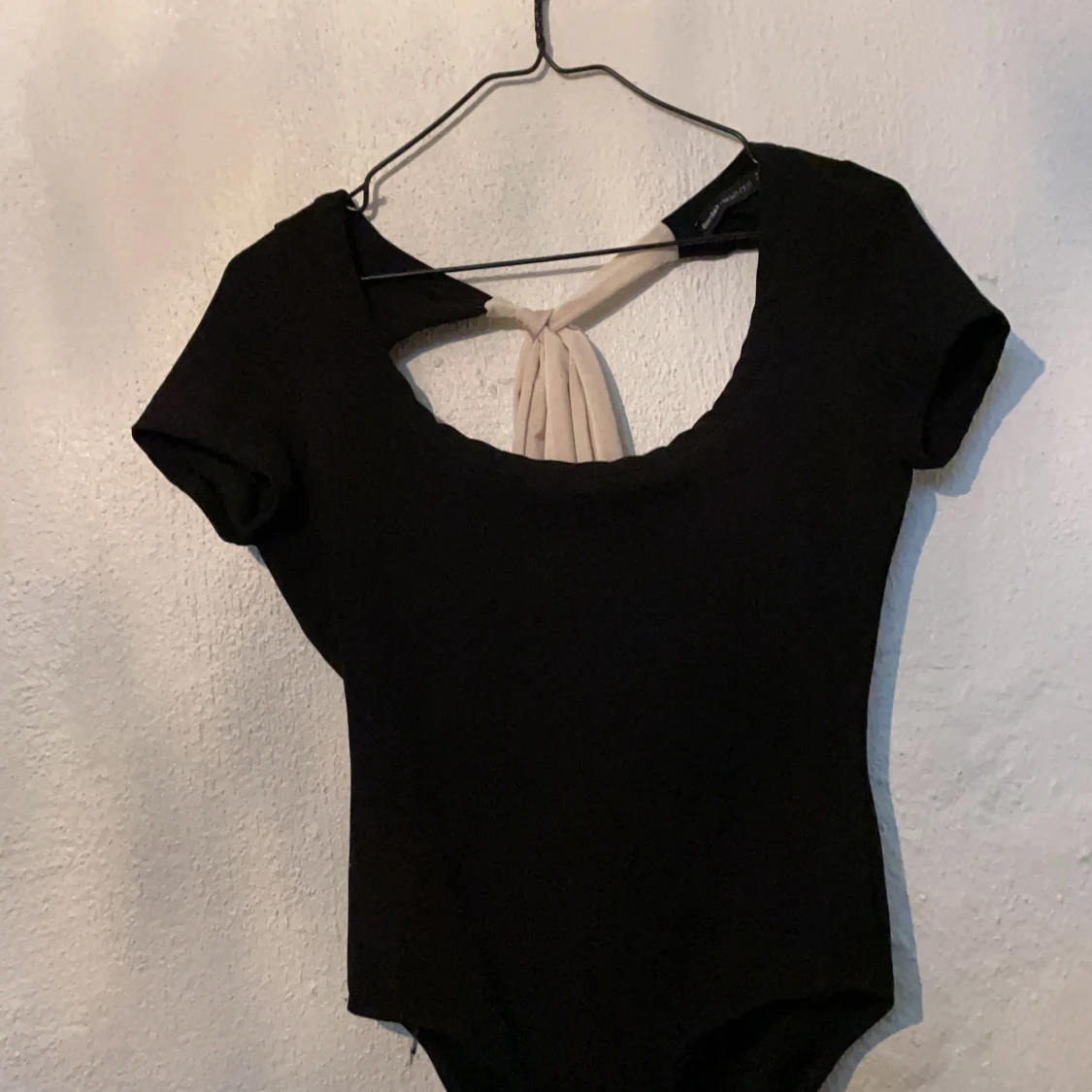 Kortärmad body med sidenband - 90