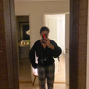 Zara tröja  - En jätte fin svart volang zara tröja som aldrig är använd! Lapp finns kvar ! Köpte den i new york för cirka 2 veckor sedan köptes för 35$ alltså 300kr typ!!❤️❤️ 