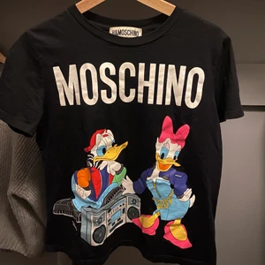 Moschino Tröja - Jättefin H&Moschino tröja i jättefint skick.Tröjan är i storlek S!