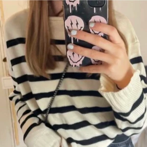 Randig tröja - Säljer den här jätte fina svart vit randiga tröjan i storlek S andvänd 1-2 gånger men märks inte, den är i nyskick skriv till mig om minsta lilla fråga budgivning om många är intresserade 💕