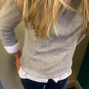 Ljuvlig Kashmir tröja - Säljer en otroligt fin ljusgrå Kashmir tröja. Märket är okänt men jag köpte den för 1500kr. Den är i ett fint skick och säljer den för 300kr! 