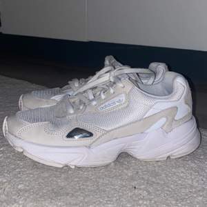 Vita Adidas Falcon skor i storlek 36. Säljer pga att dom inte kommer till användning. Inte använda jättemycket så dom är fortfarande i bra skick. Köpta för 1099kr. Säljer för 400kr plus frakt.💕