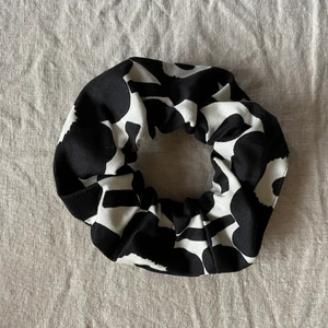 Marimekko scrunchie - Helt ny  - En helt ny och oanvänd scrunchie från marimekko. Köparen betalar för frakten på 18 kr. 