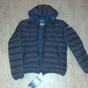 Oanvänd Colmarjacka - Fick denna jacka i present och märkte direkt att den var för liten, därmed oanvänd. Colmarjacka i storlek EU 48 modell 1249. Jag har storlek M men tyckte denna var lite för liten. Skulle rekommendera den till någon med storlek S.