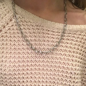 Kedje halsband - Hej! Jag säljer ett kedje halsband på 15kr! Skriv bara till mig om ni vill köpa det.