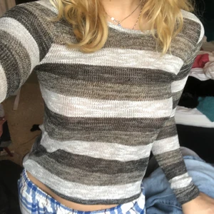 Långärmad tröja - Fin stickad tröja, något see trough. Bara att skriva om du har några frågor💕