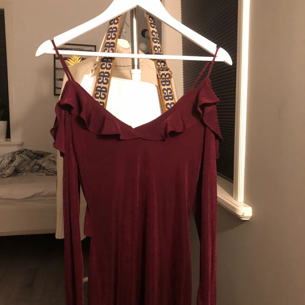 Hej, säljer en vinröd klänning från Gina tricot använd ca 5 ggr bara, strl S.. Klänningar.