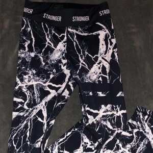 Tights-stronger  - Superfina träningstights från stronger i storlek S. Använda få gånger och är i bra skick. Sista bilden är tagen från strongers hemsida för att visa hur de ser ut på. Betalningen sker via swish och du står för frakten💓💓