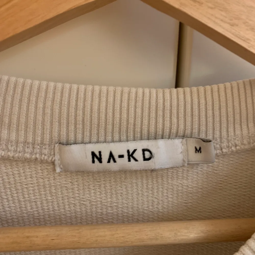 Säljer nu en av mina favorittröjor från NAKD 😕 sååå bekväm och snygg. I en diskret färg som går med vilken outfit som helst. Men har för många liknande tröjor hemma så denna måste åka tyvärr :/ inga defekter på plagget och köparen står för frakten 🥰. Tröjor & Koftor.