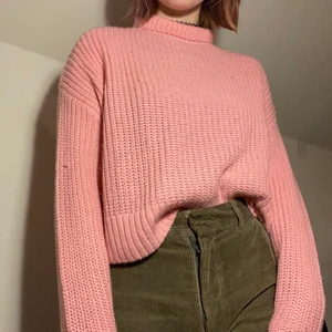 Rosa stickad tröja - Stickad tröja i bra skick, använd kanske 2 gånger. Den är i S men sitter löst i formen