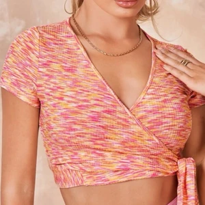 Rosa topp - Jätte fin rosa tröja man knyter i storlek m. Använd 2 gånger, älskar den men behöver få bort lite kläder! 