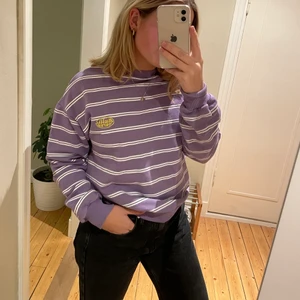 Randig sweatshirt  - Storlek S. Fraktkostnaden ingår i priset. 