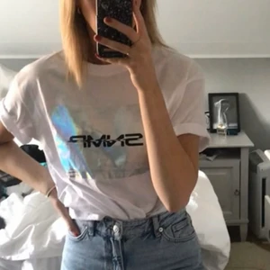 TISHA WEEKDAY  - Skitcool t-shirt från Weekday. Köpte för ca 200-300kr och säljer för 179 inkl frakt❤️ Storlek XS men kan passa upp till M beroende på hur man vill att den sitter! Coolt blänkande tryck.