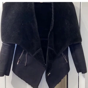 Kappa - Säljer denna jätte fina varma kappan, använd fåtal gånger, strl s men passar m oxå o sitter jätte fint på, bra skick inga skador på den och skriv för fler bilder🤍 säljer för 1000 priset kan diskuteras vid en snabb affär 