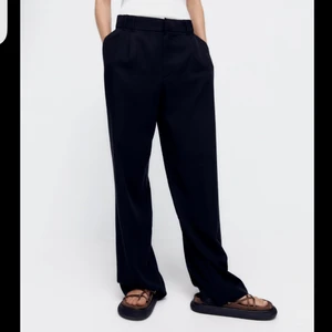 Kostymbyxor ZARA - Slutsålda kostymbyxor från zara, använda en gång!! Dem är långa i benen. I priset  är frakten inkluderad! 