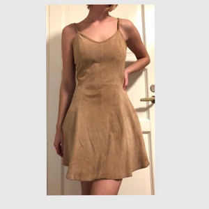 Klänning i ljusbrun mocka  - Klänning köpt i andrahand som inte kommit till användning. Bra kvalitet och fungerande dragkedja bak. Klänningen är ljusbrun och i äkta mocka! Märket heter Vera Pelle och storleken skulle jag säga är 34-36 (: