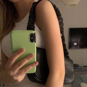 läder väska - äkta läder väska från & other stories. köpt 2020 så vet ej om den finns kvar. nästan aldrig använd men den har några tryck där framme men dom syns knappt, annars är väskan felfri. köpt för 1100kr. pris kan diskuteras