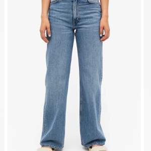 Assnygga ljusblå jeans från Monki som jag inte hittar på hemsidan längre! Samma modell som först bilden (Yoko) fast en lite ljusare tvätt 💙 är klippta 2cm längst ner då de va väldigt långa på mig som är 1,67! Går fortfarande långt över skon som på bilden. 