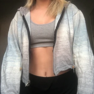 Zip hoodie från Bouncy wear  - En kortare zip hoodie som inte är speciellt använd! Ganska tunn men väldigt skönt tyg💓