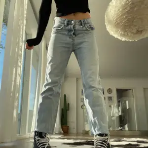 Säljer dessa skit snygga jeansen ifrån zara i storlek 36💗 Säljer då jag har många jeans och behöver bli av med några🤎🤎 Köparen står för eventuella frakt kostnader😚