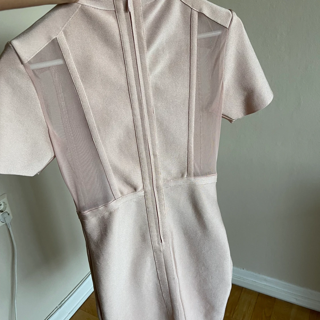 Ljus rosa bandage klänning  - 90