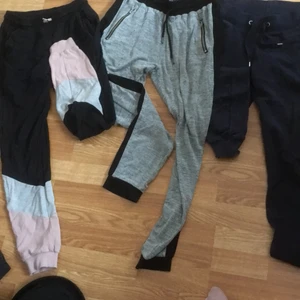 Mjukisbyxor - Tre olika mjukisbyxor som säljs för 90kr tillsammans eller 40kr styck. Alla passar xs
