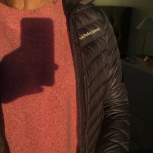 Peak performance jacka - Helt felfri jacka förutom små hål i fickan på insidan, men inget skulle kunna ramla ur💫 Strl 150 men passar XS då jag kan ha den med en hoodie under, och jag har oftast XS men också S💕 Fler bilder är det bara att skriva för👍🏻😊 Skickad med spårbar frakt😇