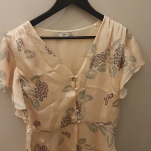 Blus - Fin blus. Knappt använd. Strl L men jag skulle säga mer som M. 