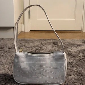 Arm väska - Säljer denna väska för 30kr! Köpte den för 70kr från SHEIN och använd fåtal gånger! Väldigt bra skick💗kan mötas upp i Stockholm 