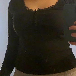 Tröja HOLLISTER - Svart tröja. Använd endast en gång. Säljer pga den var liten för mig. Storlek L men passar storlek S och M. Kan mötas upp eller leverera men köparen står för frakten. Har du några frågor kan du skriva till mig privat. 