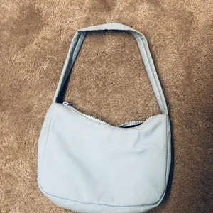 Väska - Säljer denna jättefina ljusblåa väska från Gina tricot, super praktisk och fin kvalitet💙(nypris 249kr) säljer min för 75kr+frakt💙