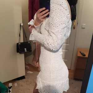 Vit klänning med puffärmar - Supersnygg vit klänning med puffärmar. Nyskick, använd 1 gång på studenten, men är fläckfri och hel. Inga noppror eller liknande. Något liten i storleken. Skulle säga mindre S eller xs. Orginalpris 504 kr.