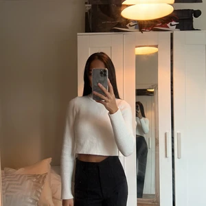 Stickad tröja 🤍 - Supergullig stickad tröja från Zara, väldigt skönt material och fluffigt som ni ser på bilden. Använd cirka 3/4 ggr så i fint skick förutom det lilla hålet på bild 3, syns dock inte jättenoga 🤍