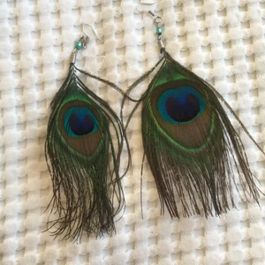 Örhängen fjädrar - Tre olika örhängen av fjädrar. 20kr styck eller alla för 50kr. 