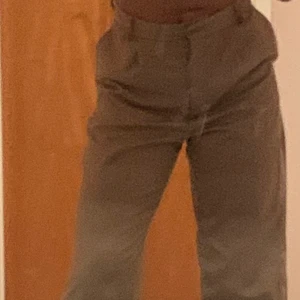 Beiga kostymbyxor - Beiga kostymbyxor från vero Moda storlek 40. Ej använda förutom när jag testat dom, säljs pågrund utan av att dom är för stora