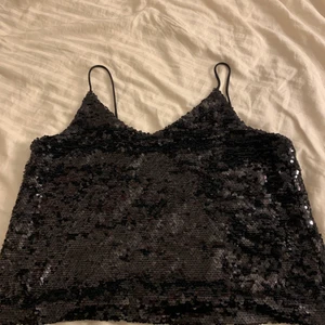 Glitter topp - Jätte fin glitter topp från new yorker! Storlek M men skulle säga mer S! Aldrig använt då den inte passar💕