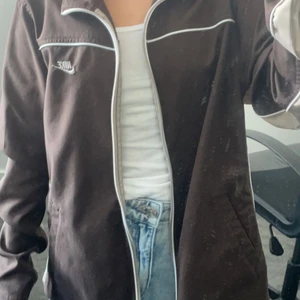 Brun Nike kofta  - En brun Nike kofta jag aldrig använder köpt för 1400 jättefin lite för stor för mej som har storlek xs-s men det går lika bra med att ha den 