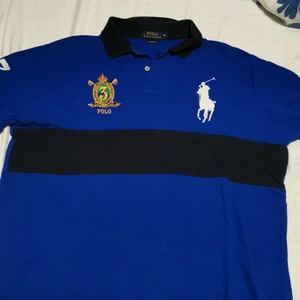 Ralph Lauren tröja  - Jättesnygg Ralph Lauren tröja som köptes för ca 2000 på Johnells eller Care of Carl. Den är sparsamt använd men har ej fläckar eller skador. 100% äkta. Kolla i min profil för att se fler liknande tröjor från samma märke. Kontakta mig vid paketpris mm. Köpare står för frakt 