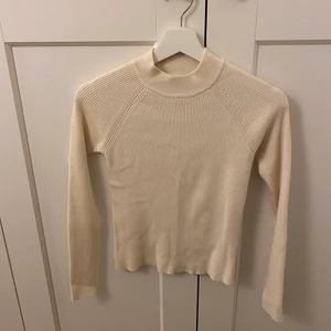 Ribbad topp - Beige ribbad topp från Bikbok i storlek M (liten i storleken). I gott använt skick. Samfraktar ☺️