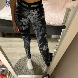 Stronger träningstights  - Jättefina stronger tights i pompeii mönster💕har blivit lite för små för mig så därför bestämmer jag mig för att sälja dom. I använt skick. Köpte för 699. 
