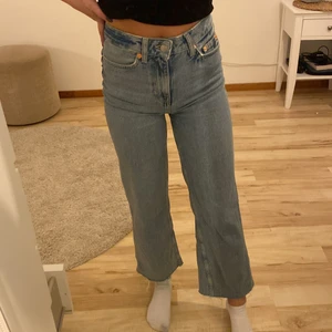 Jeans - Ett par blåa vida jeans ifrån lager157 i modellen LANE som endast är testade! Jag är 165 och går till min ankel ungefär! 50kr +frakt ✨☺️💙